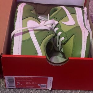 Nike dunk low chlorophyll size 2Y
